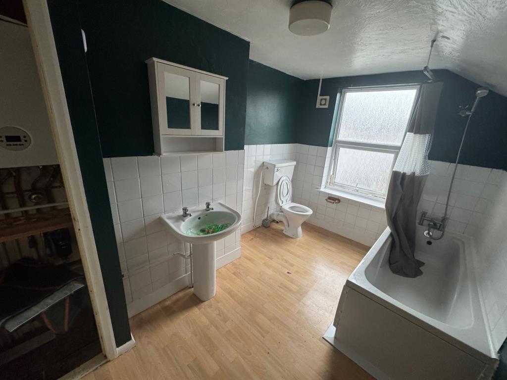 Lot: 139 - TWO-BEDROOM END-TERRACE HOUSE WITH COURTYARD GARDEN - Bathroom